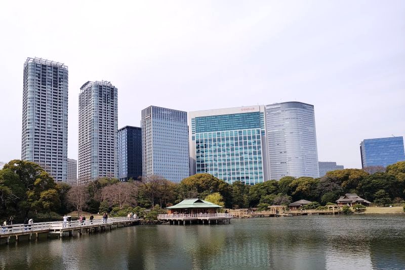 ビルの合間に静かに広がる浜離宮恩賜庭園　中島のお茶屋